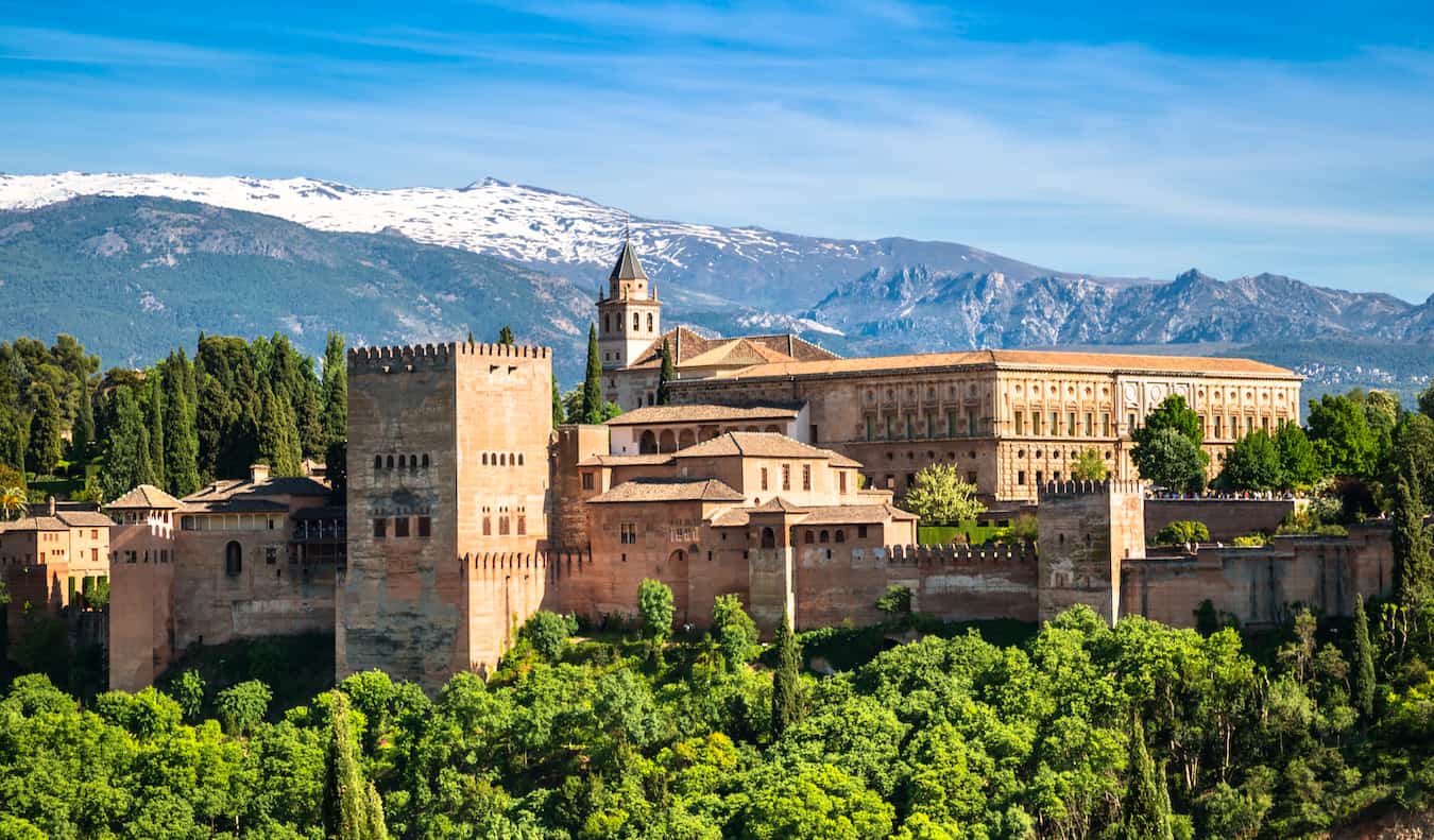 La emblemática Alhambra se alza sobre Granada, España en un día de verano luminoso y soleado