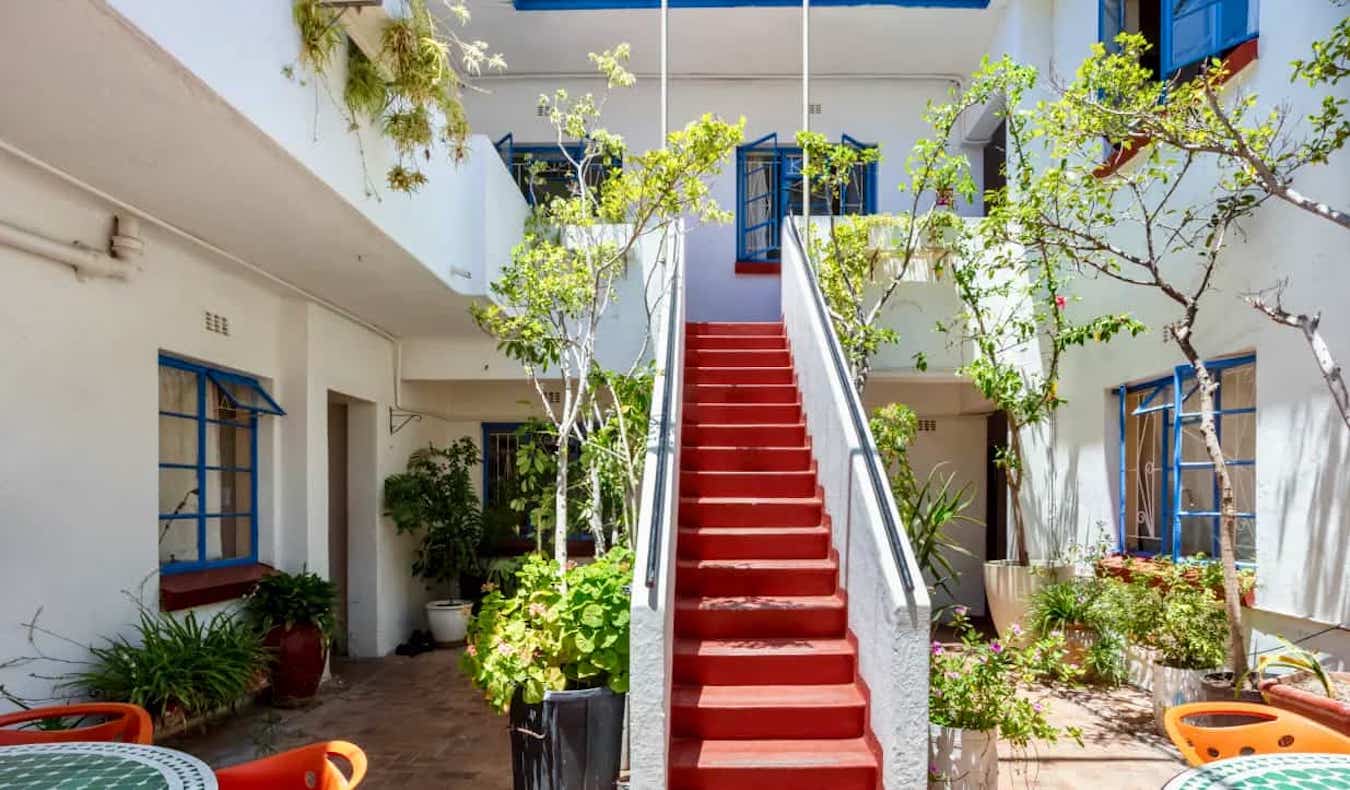 Un patio soleado en el albergue de mochileros de Long Street en Ciudad del Cabo, Sudáfrica