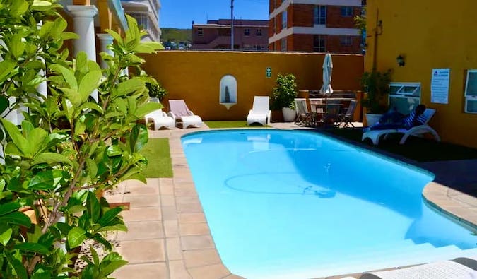 Una piscina fuera del Ashanti Lodge en la soleada Ciudad del Cabo, Sudáfrica