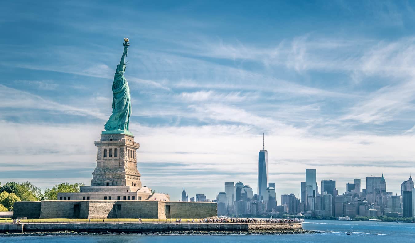 La altísima Estatua de la Libertad en la ciudad de Nueva York en un día luminoso y soleado