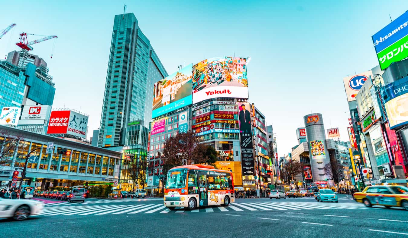 Gente que cruza la calle durante el tráfico concurrido por la zona de Shibuya en Tokio, Japón