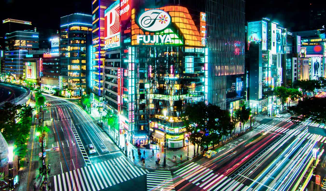 Coches viajando durante una fotografía de exposición larga en el distrito de Ginza del animado Tokio, Japón