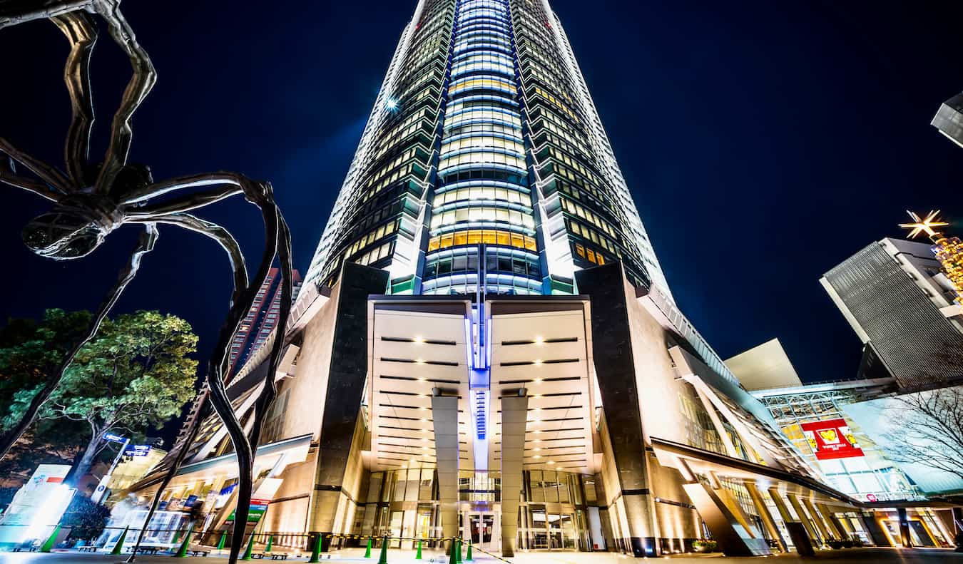 Un rascacielos altísimo en el distrito de Roppongi de Tokio, Japón por la noche