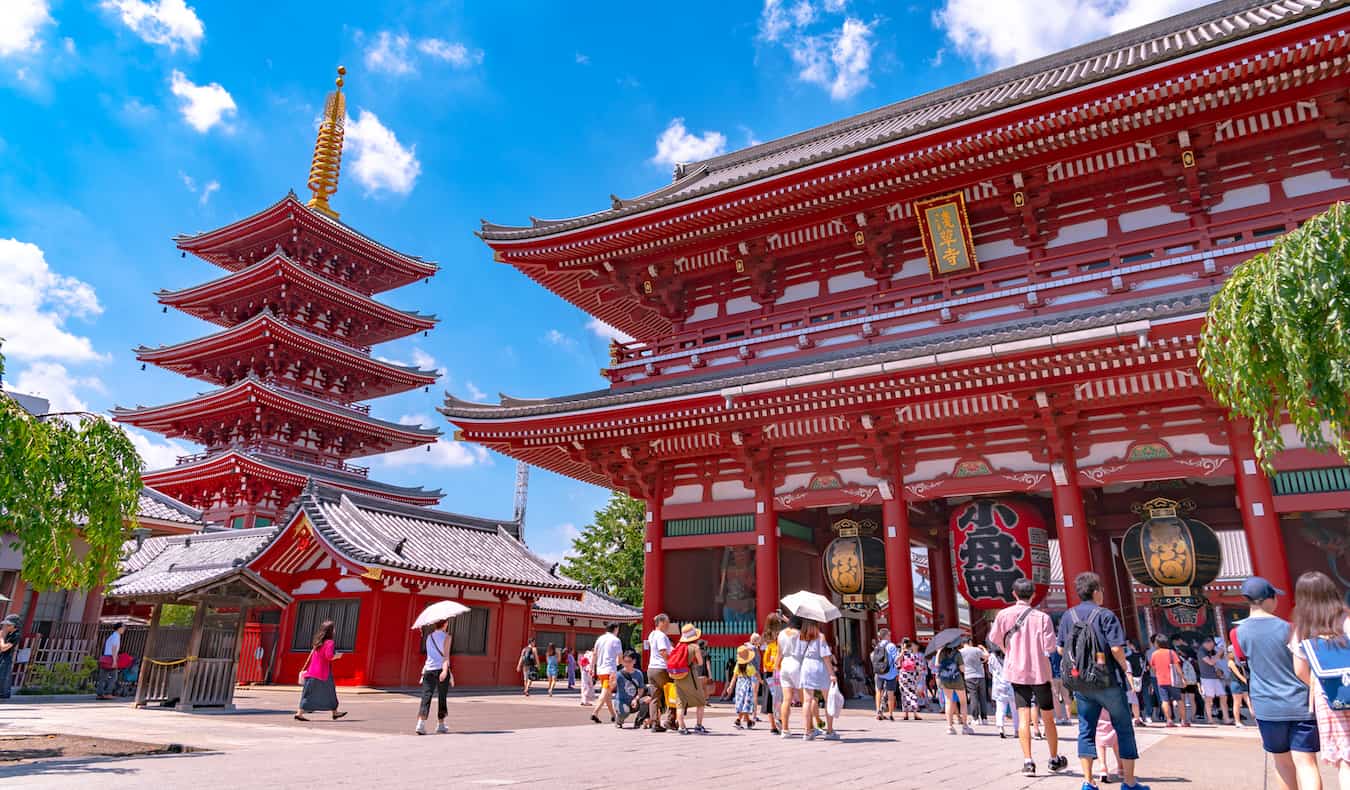 El famoso templo Sensoji durante un día soleado en la zona de Asakusa de Tokio, Japón