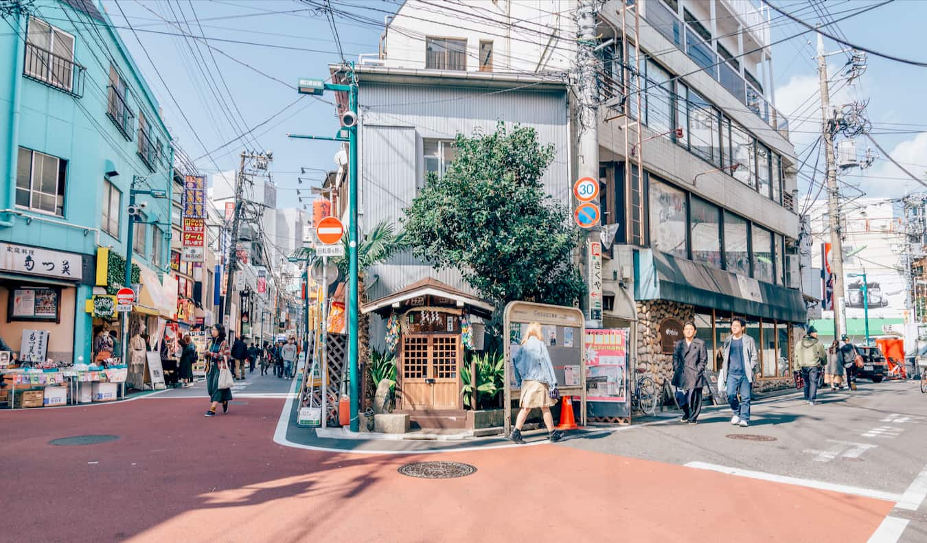 Un día soleado en Shimokitazawa con gente caminando explorando en Tokio, Japón