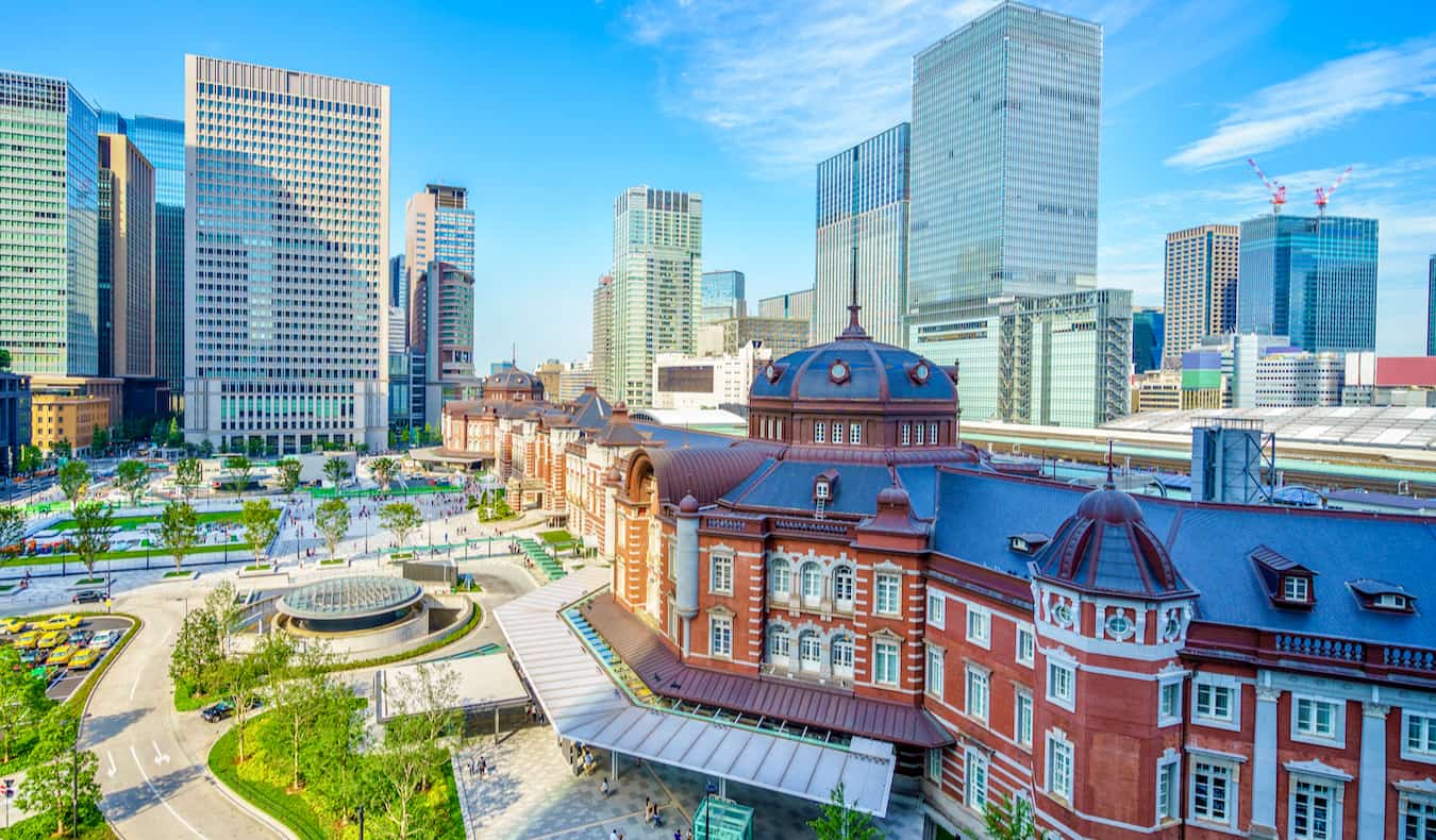 La histórica estación de metro de Marunouchi en el soleado y animado Tokio, Japón