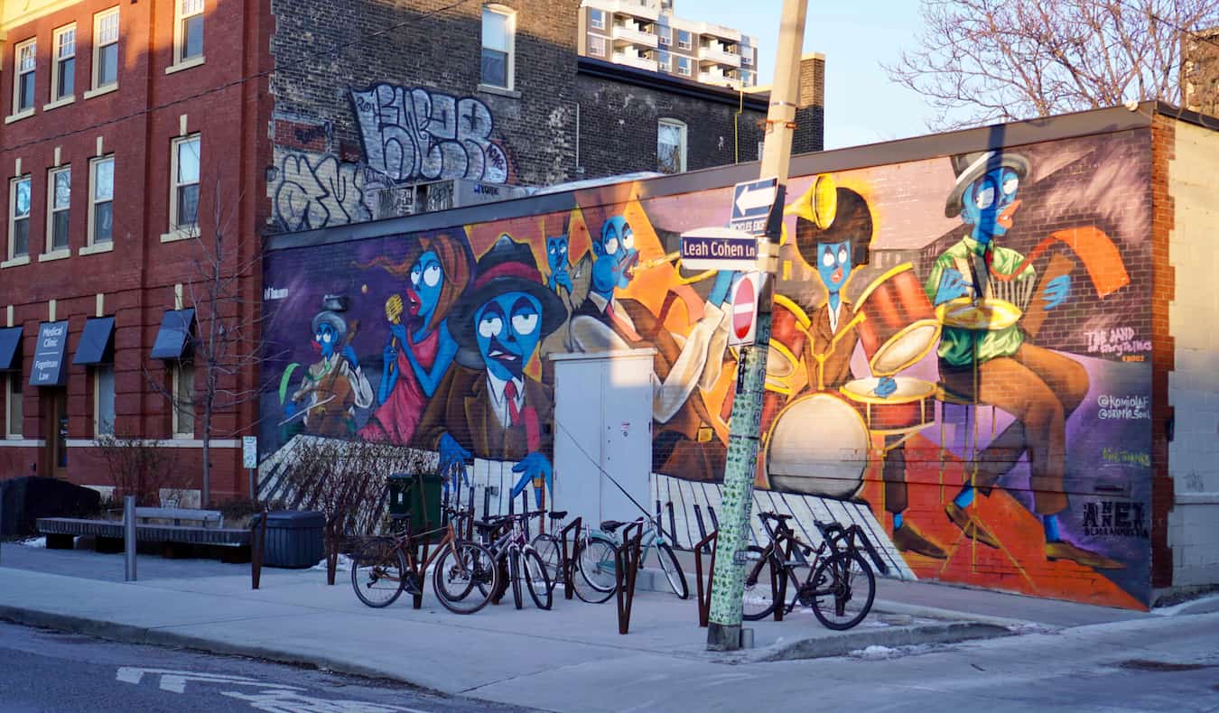 Arte urbano en un edificio antiguo de una calle tranquila del anexo en Toronto, Canadá