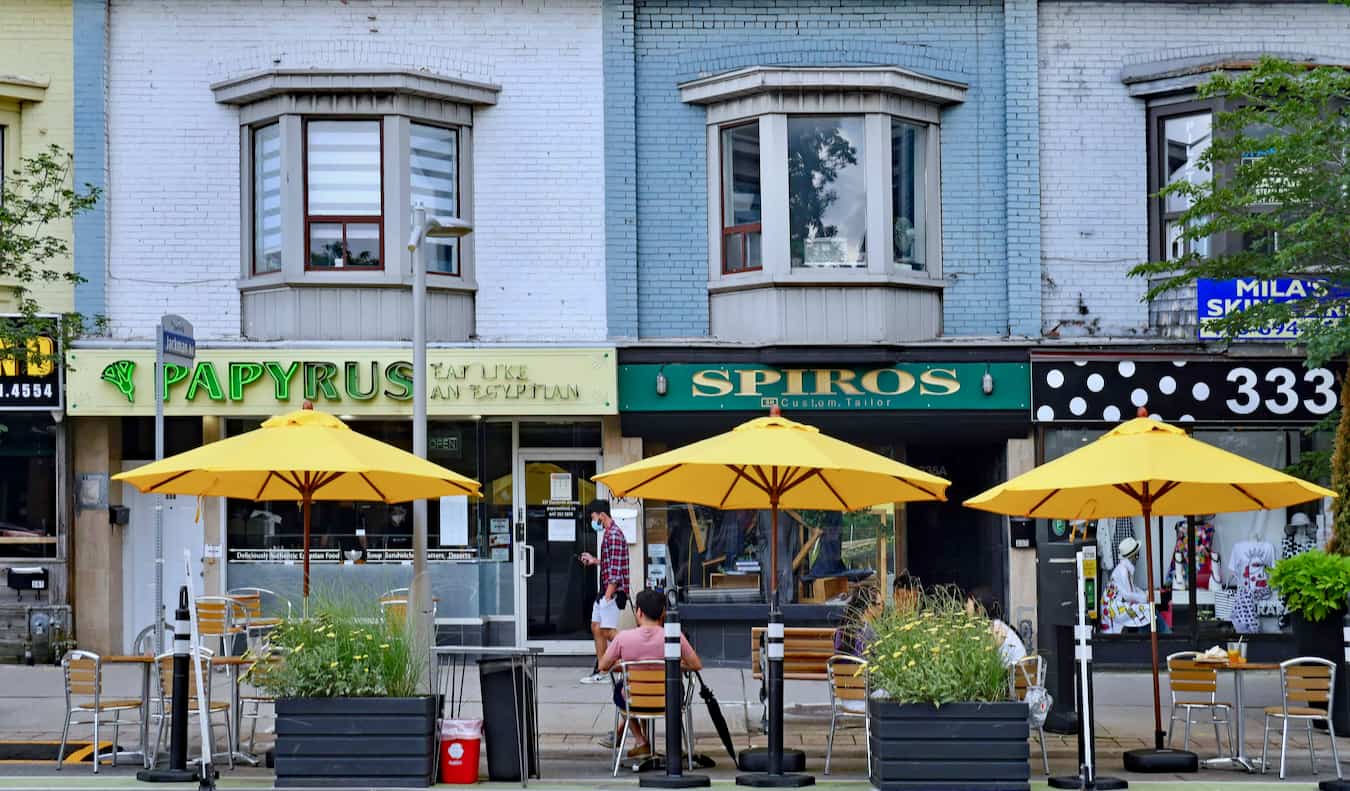 Gente relajándose en un restaurante en la zona de Danforth de Toronto, Canadá