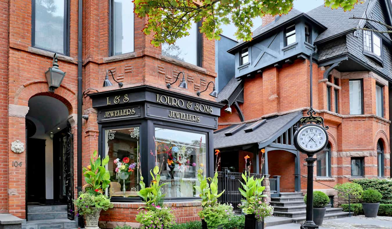 Una encantadora tienda boutique en un edificio antiguo de Yorkville, Toronto