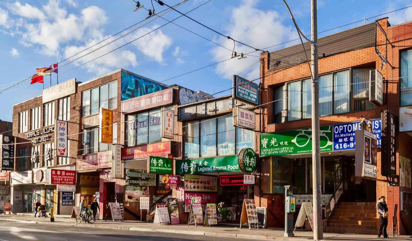 Las calles concurridas de Chinatown en el soleado Toronto, Ontario, Canadá