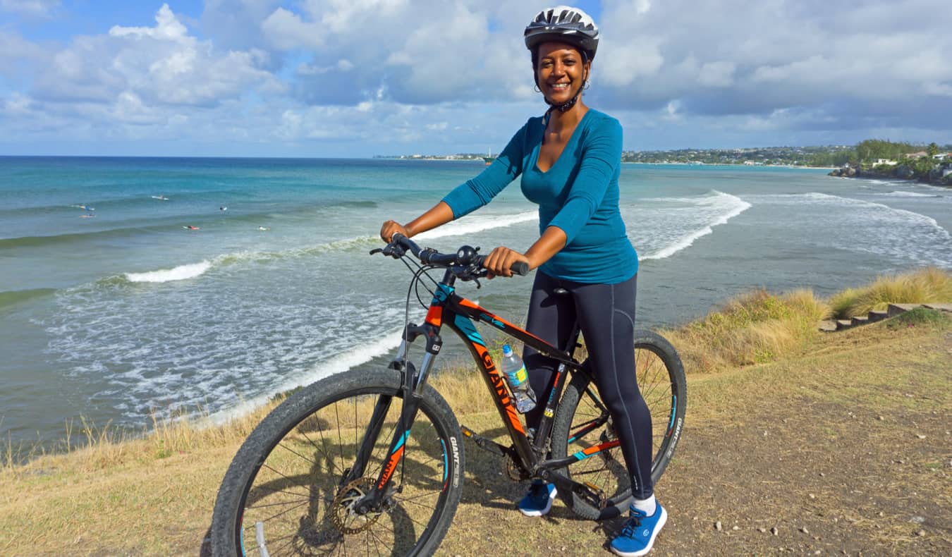 Lily Girma, escritora de viajes, pedaleando en el Caribe