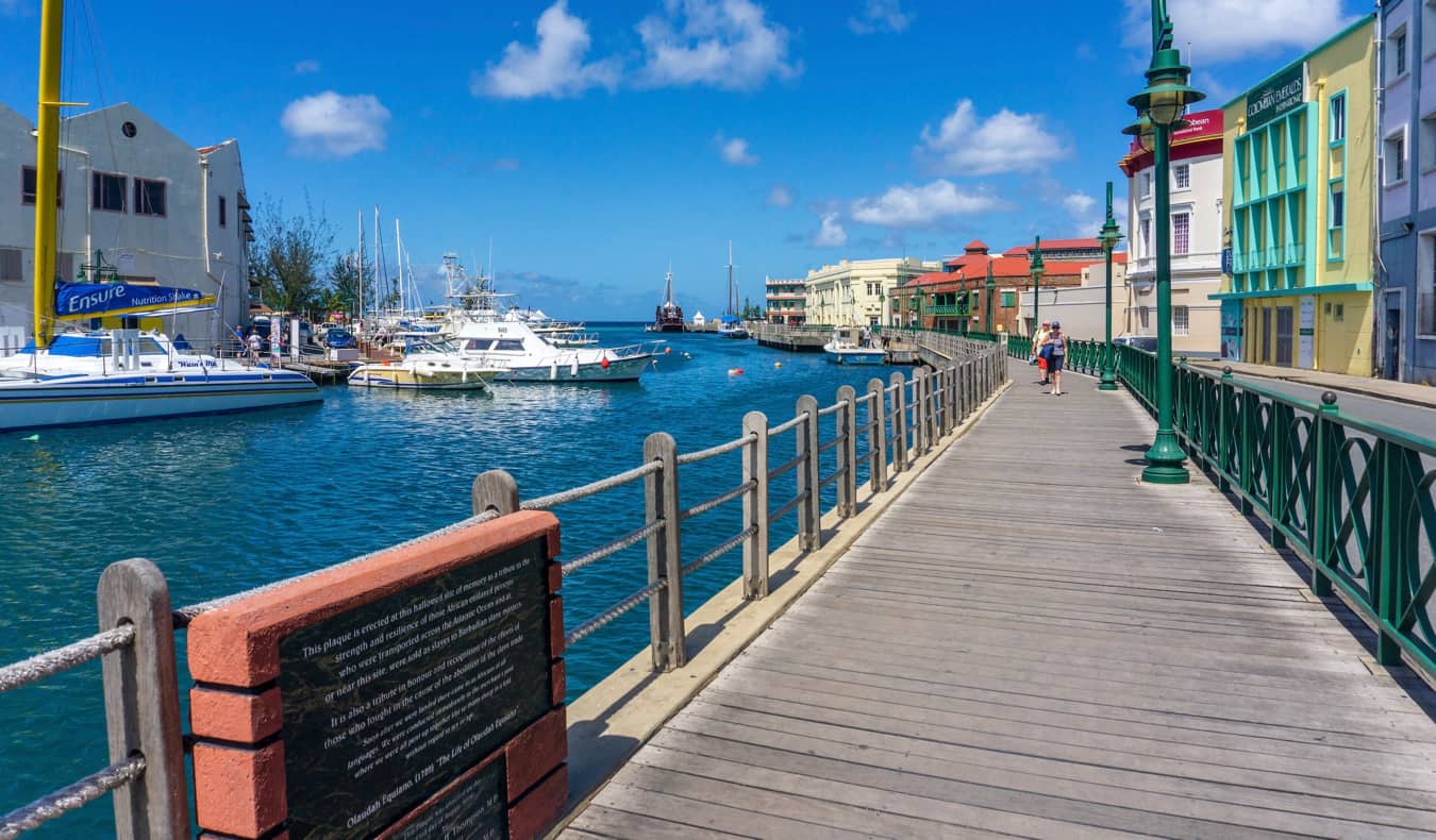 Un paseo marítimo de colores cerca de una pequeña ciudad del Caribe