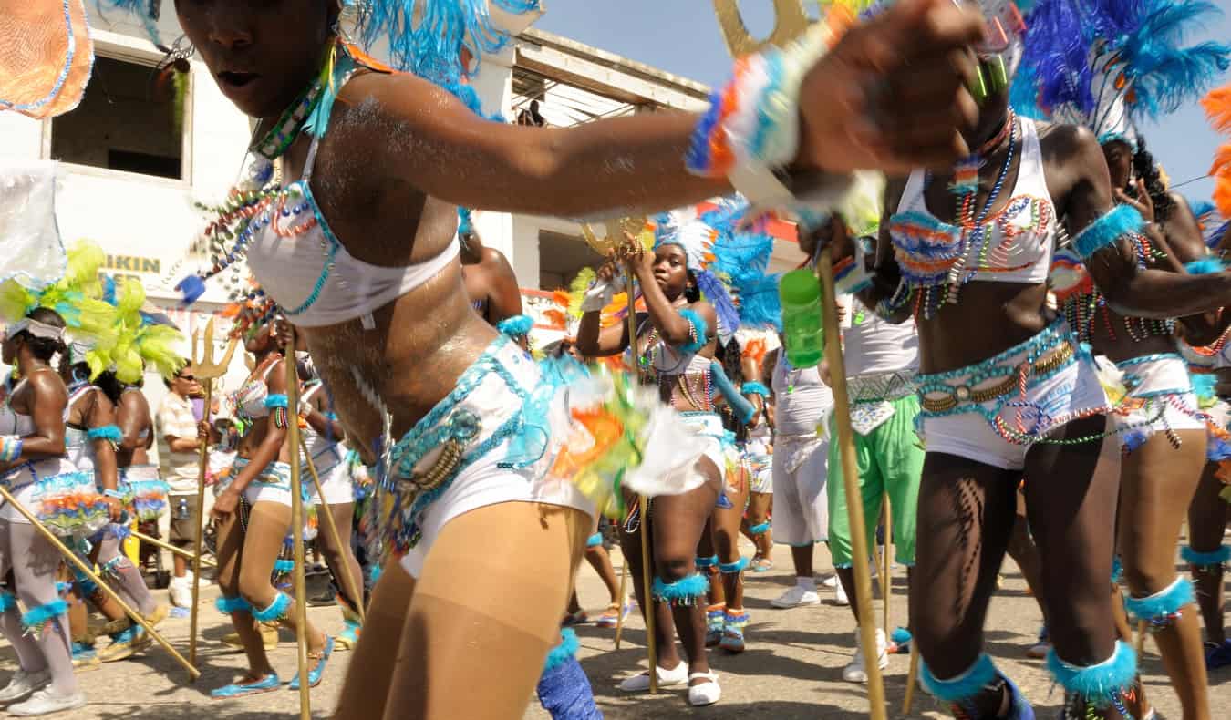 Los locales bailan en un pasacalle en el Caribe