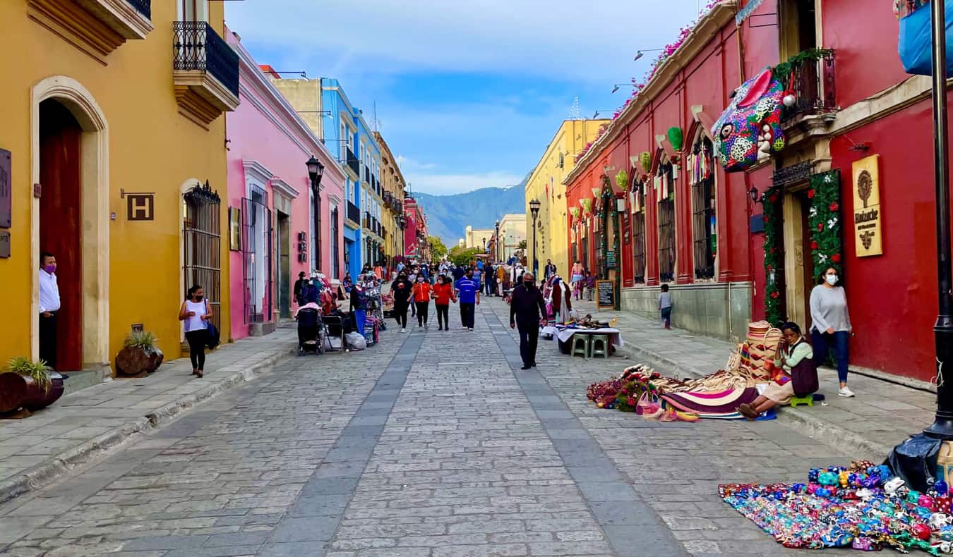 Gente vendiendo mercancías en una calle tranquila de Oaxaca, México