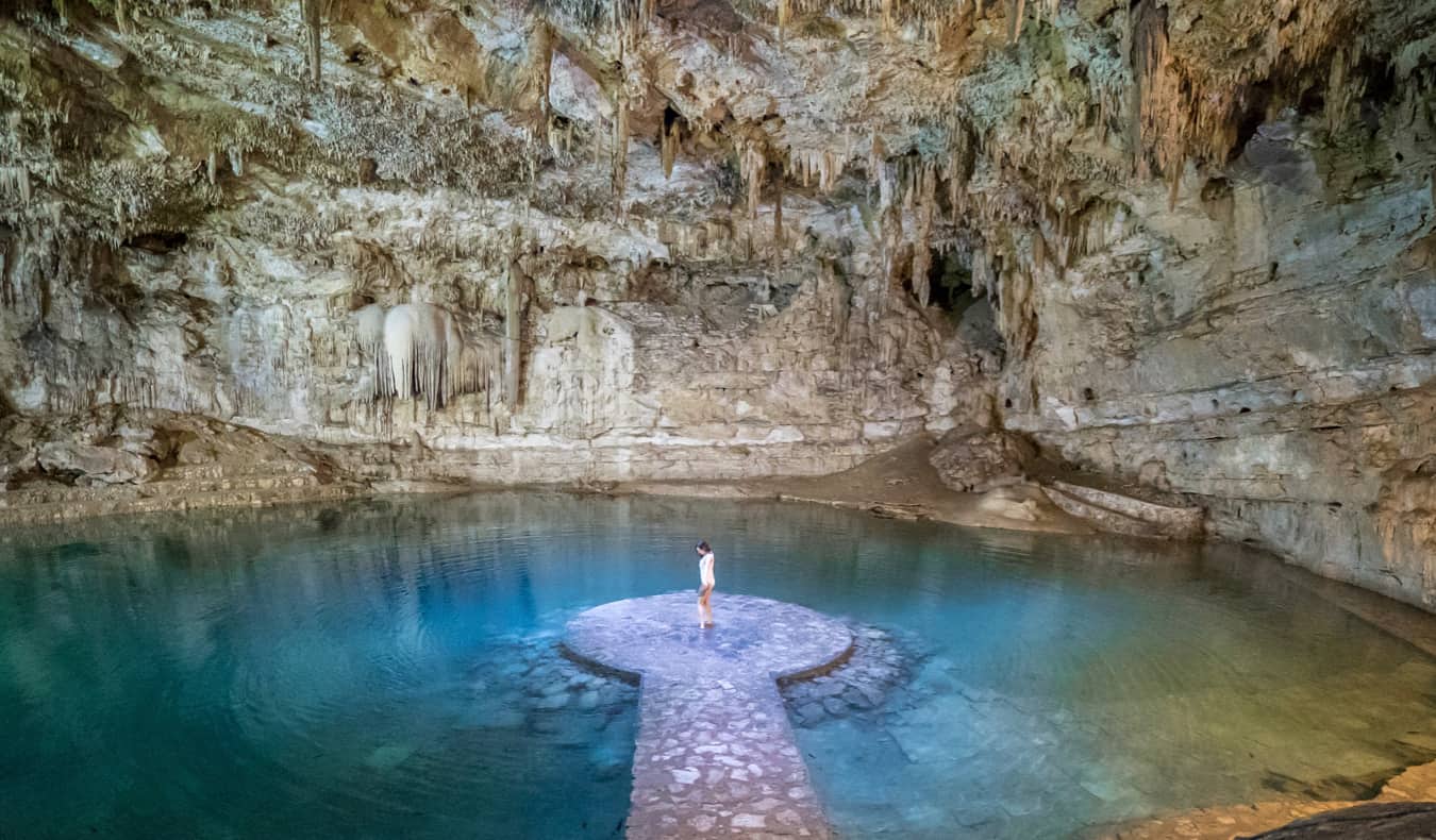 La viajera solista Kristin Addiss a México disfruta de un enorme cenote bajo tierra