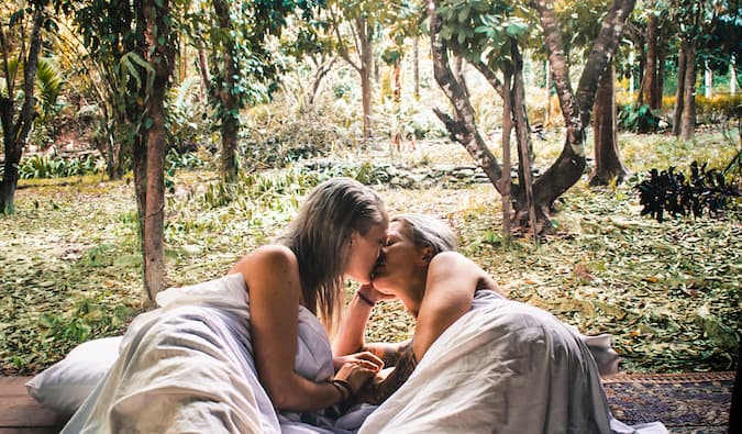 Charlotte y Natalie durmiendo en una selva de Tailandia