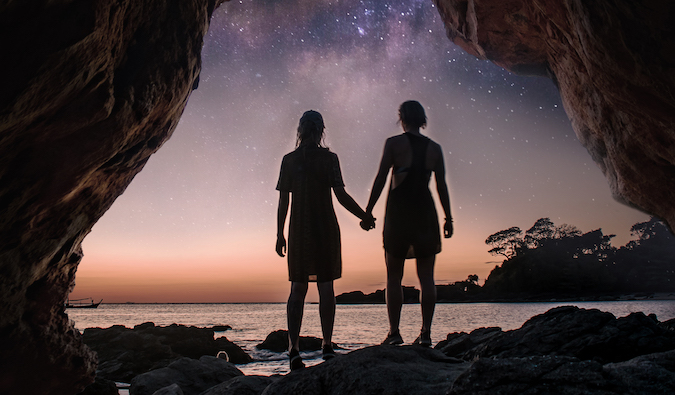 Charlotte y Natalie frente a un cielo estrellado en Asia