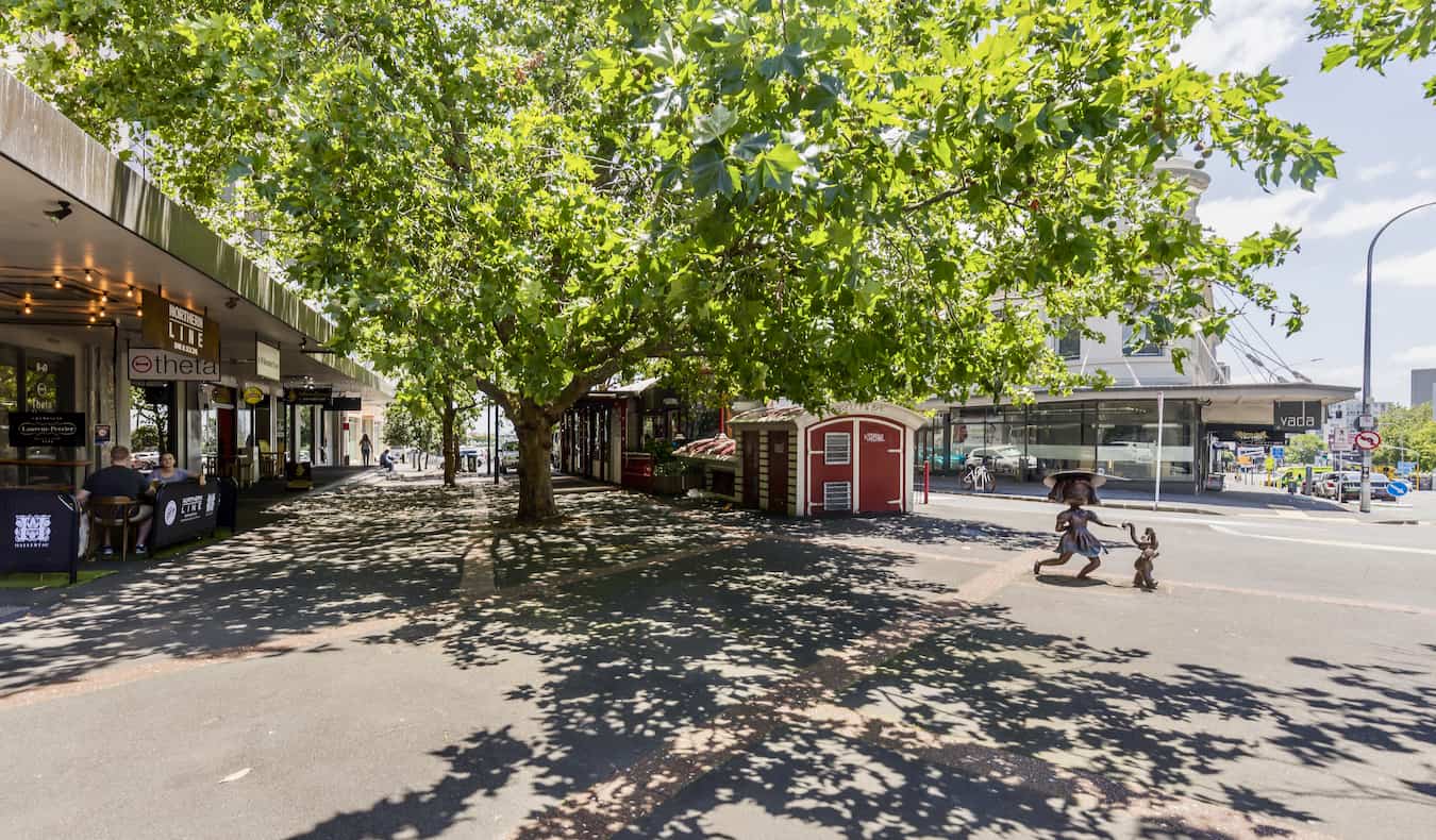 Un día tranquilo en K Road en un día soleado en Auckland, Nueva Zelanda