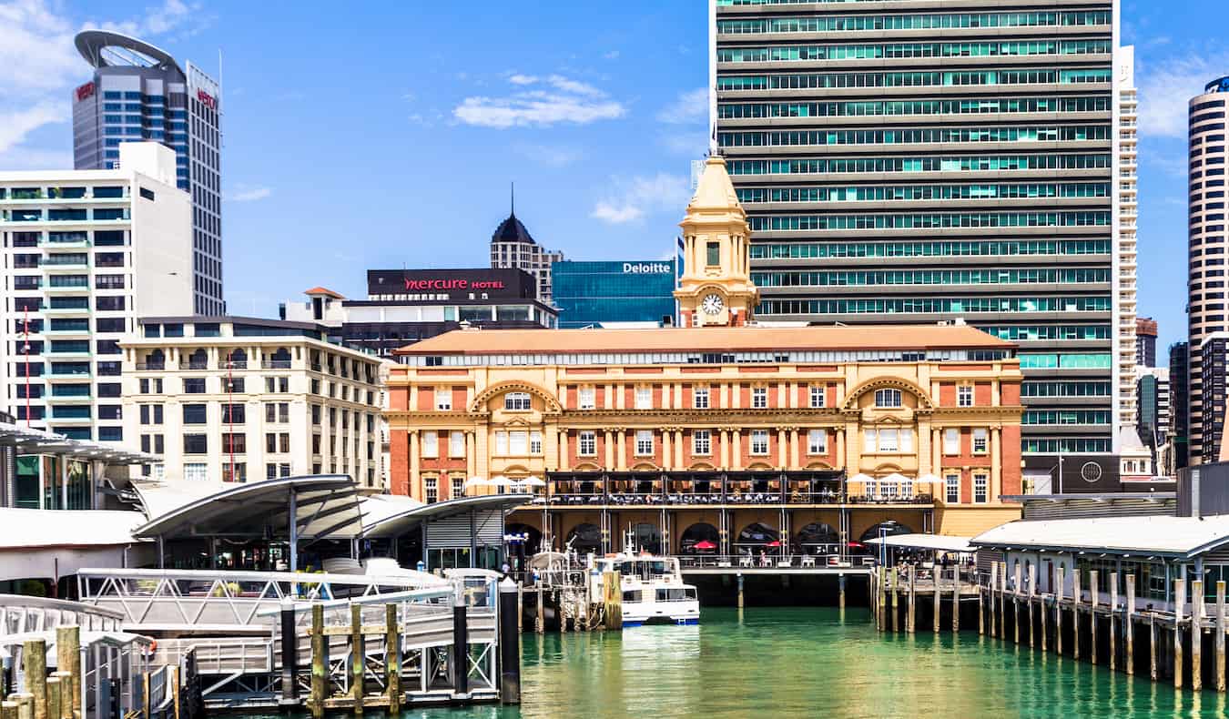 El puerto de Britomart, Auckland, cerca de la costa del centro de la ciudad, con edificios altos en el fondo