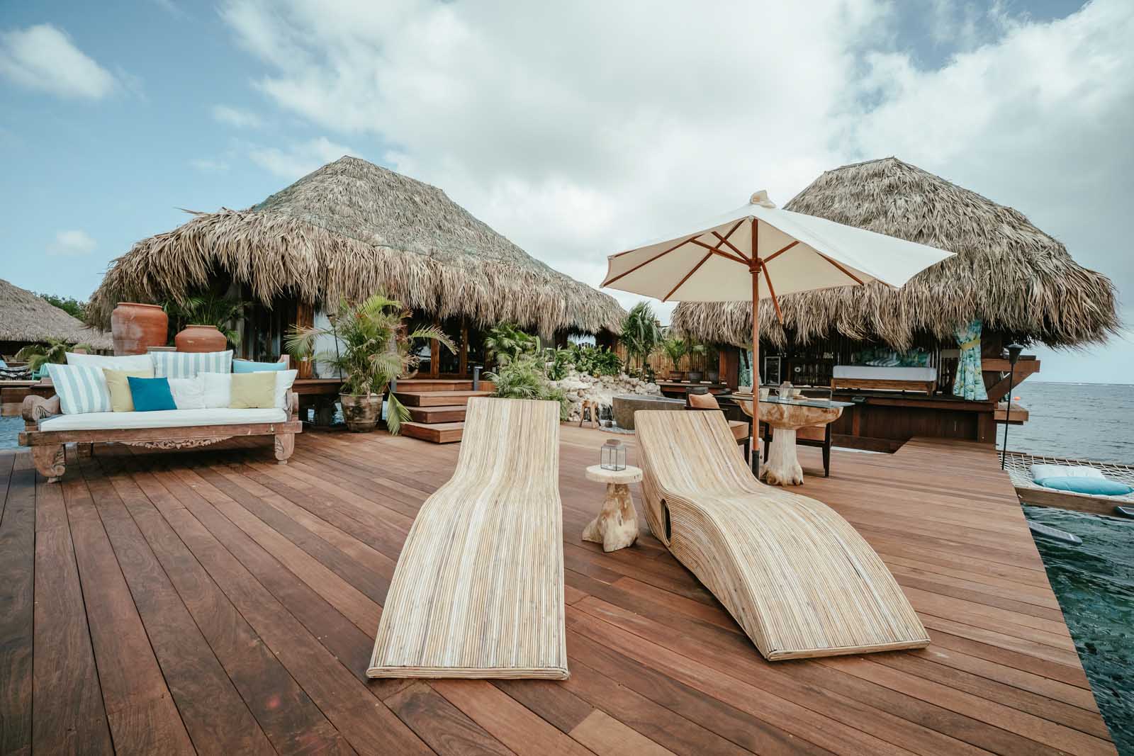 Piscina de inmersión en uno de los bungalows sobre el agua del Caribe