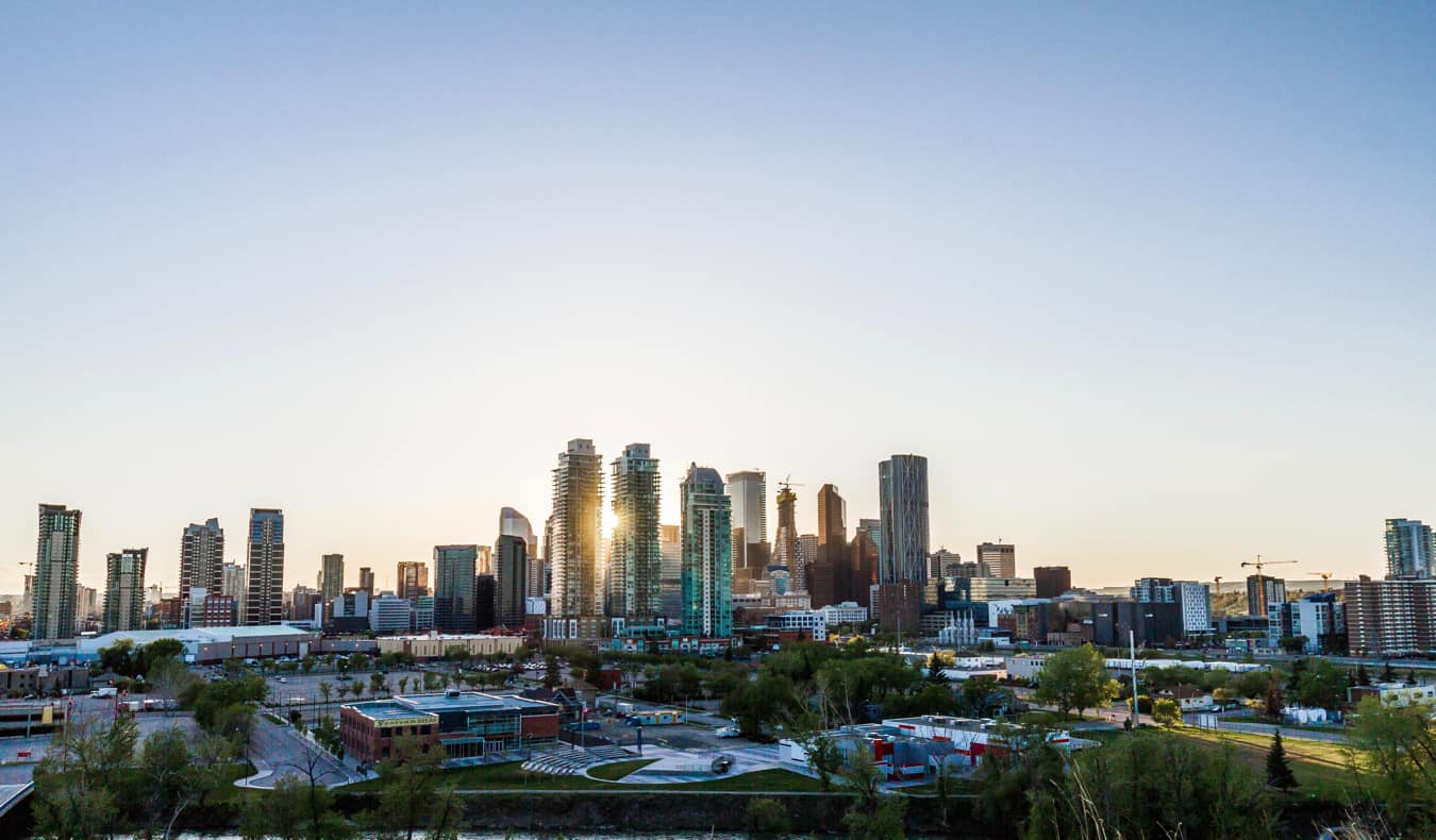 El elegante horizonte de Calgary, Alberta durante la puesta de sol