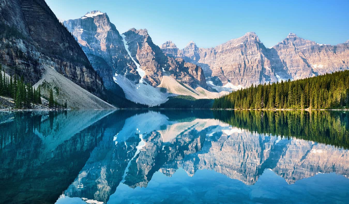 Las vívidas aguas del lago Moraine en el parque nacional de Banff, Alberta