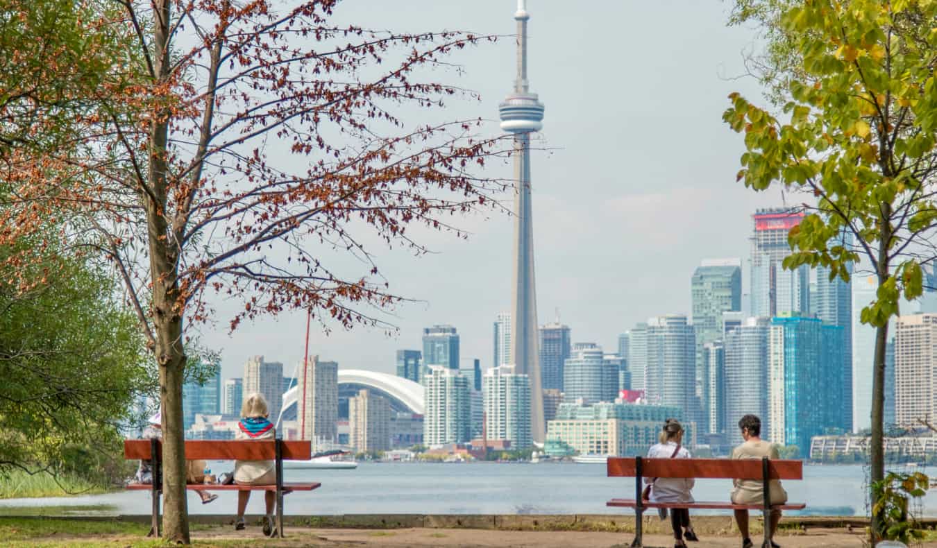 El emblemático skyline de Toronto, Canadá visto desde la isla