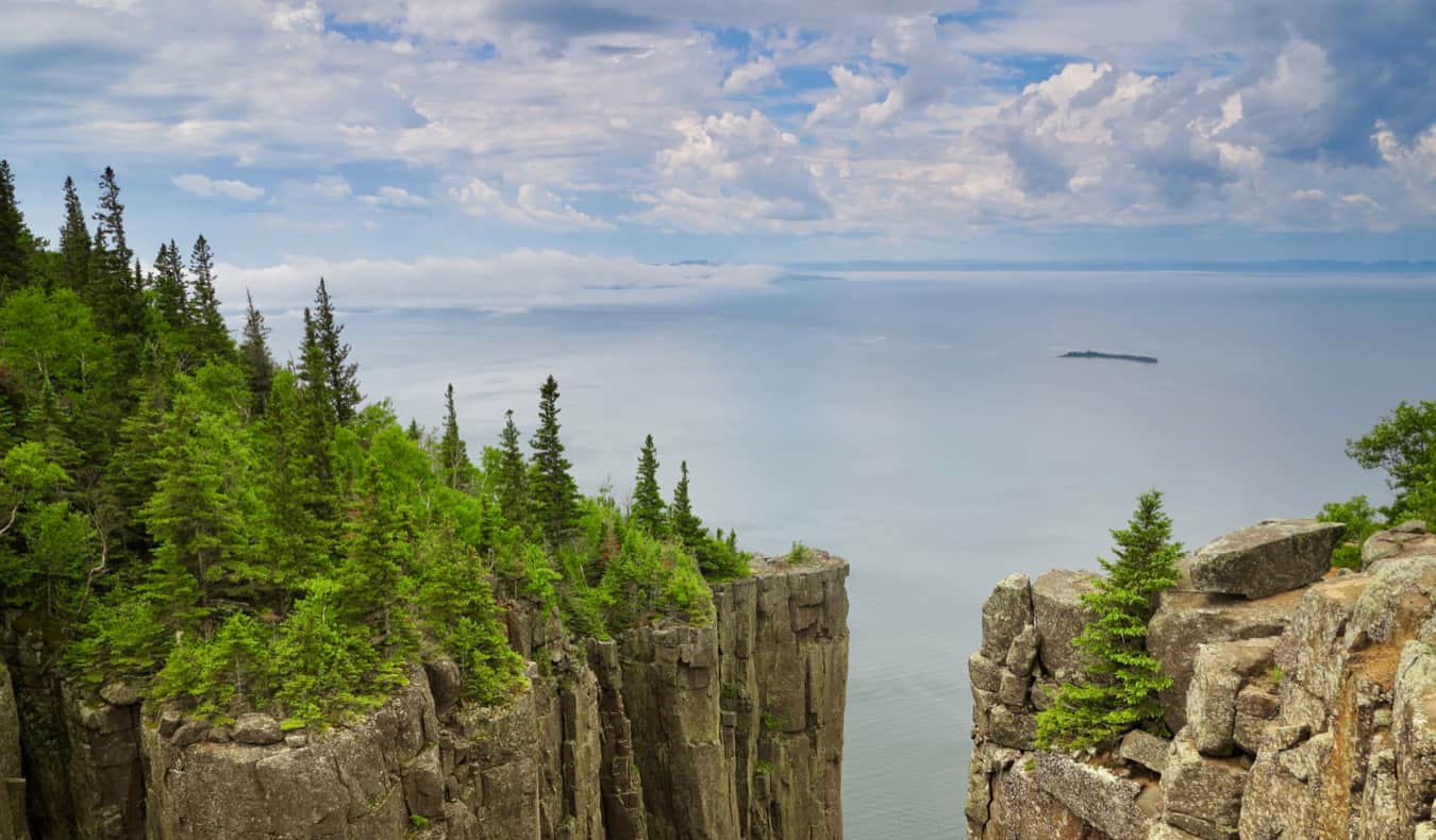 La vista de la costa del lago Superior desde el Sleeping Giant Park