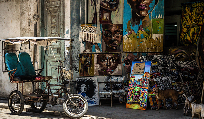 una bicicleta estacionada frente a una tienda de arte en Cuba