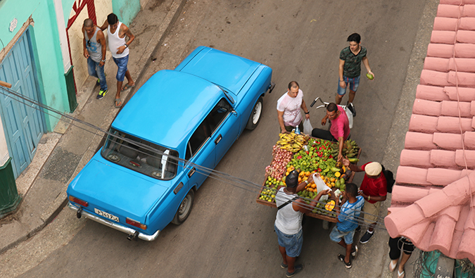 vendedores vendiendo fruta en una calle de La Habana