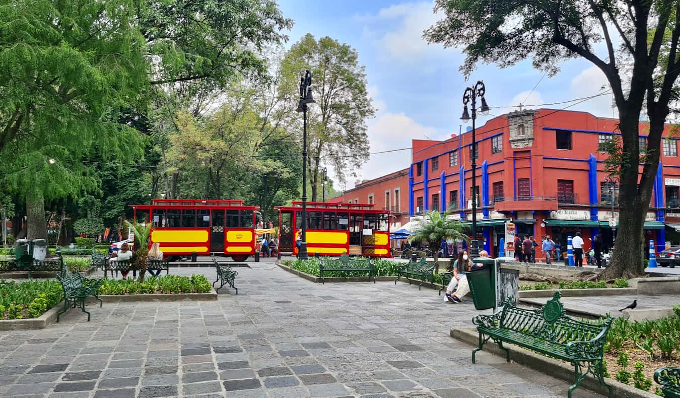 Gente relajándose en un parque en el barrio de Coyoacán en Ciudad de México, México, en un día soleado