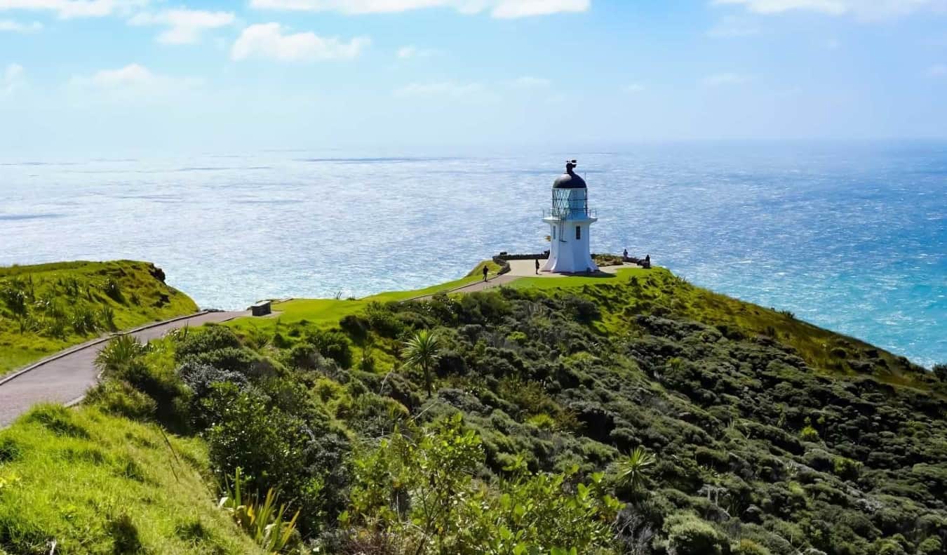 Faro en la costa de la bahía de la isla, Nueva Zelanda