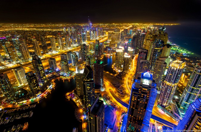 Imagen del horizonte nocturno del puerto deportivo de Dubai