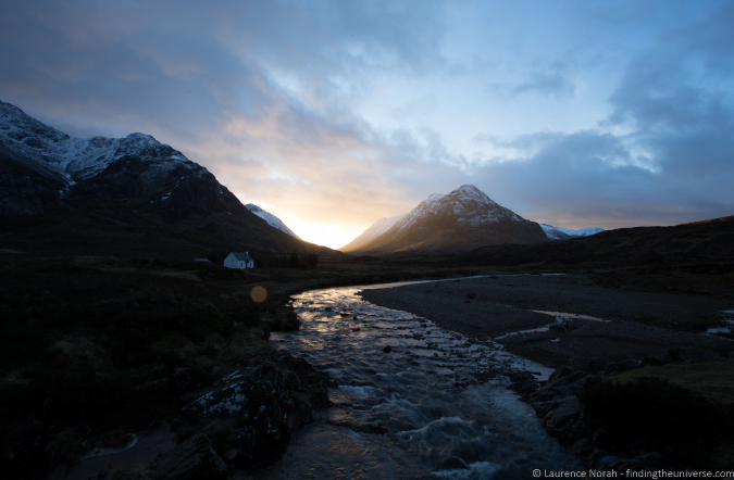 Fotografía de un río y montaña