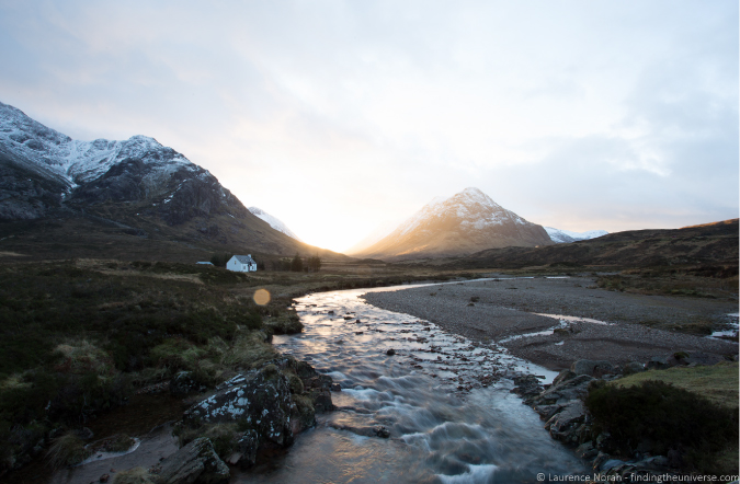 Foto de un río y montaña