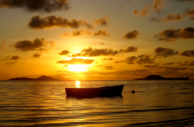 Impresionante silueta de barco al atardecer en Seychelles