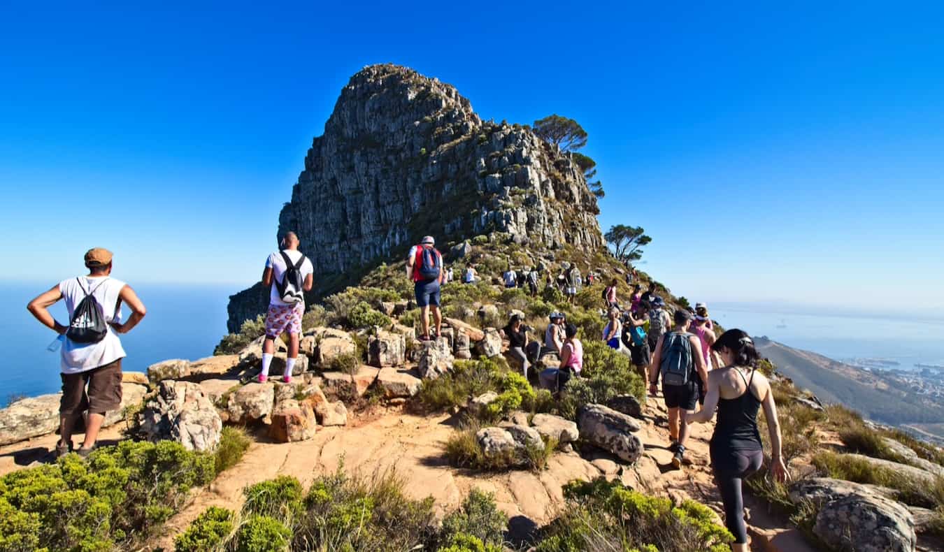 Gente que sube a Lions Head en Ciudad del Cabo, Sudáfrica, en un día luminoso y soleado