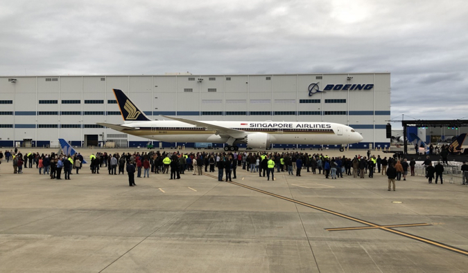 Un gran Boeing Dreamliner estacionado en un aeropuerto