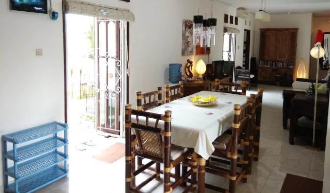 Zona de cocina con muebles tradicionales balineses en el albergue Karma Backpacker en Uluwatu, Bali