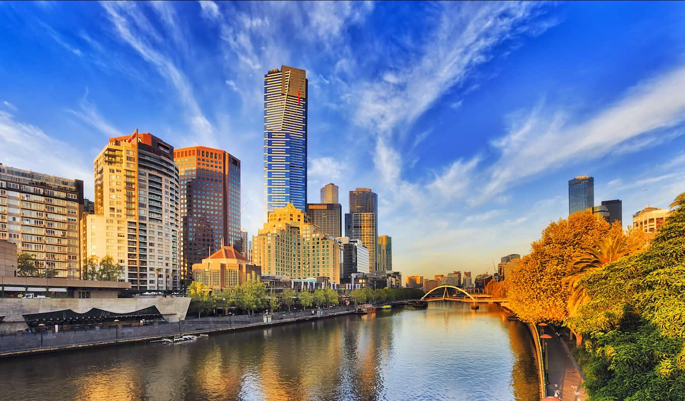 Vista de South Yarra cerca del río con mucha vegetación en Melbourne, Australia