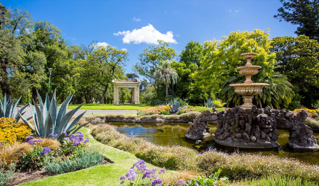 Un jardín verde y relajante en la zona de Fitzroy de Melbourne, Australia