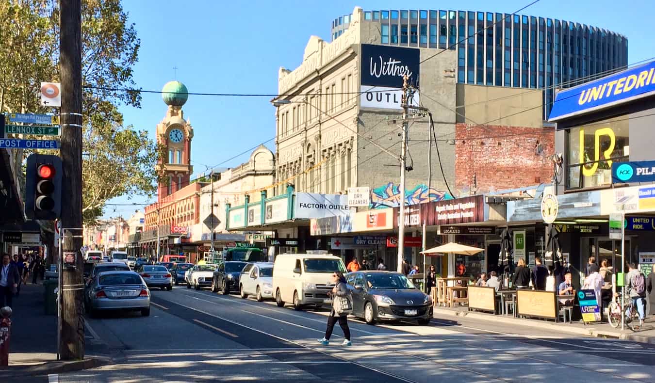 Una calle popular y concurrida en la preciosa Richmond, Melbourne, Australia