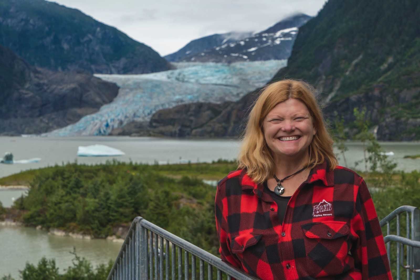 paquete para la mujer de crucero de Alaska en el suelo