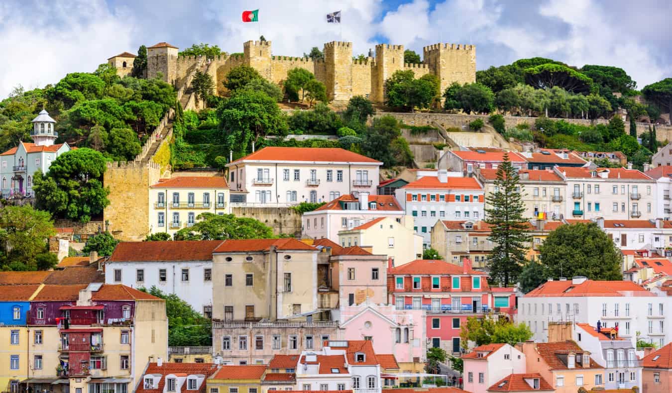 Un antiguo castillo con vistas a las casas tradicionales de Lisboa, Portugal