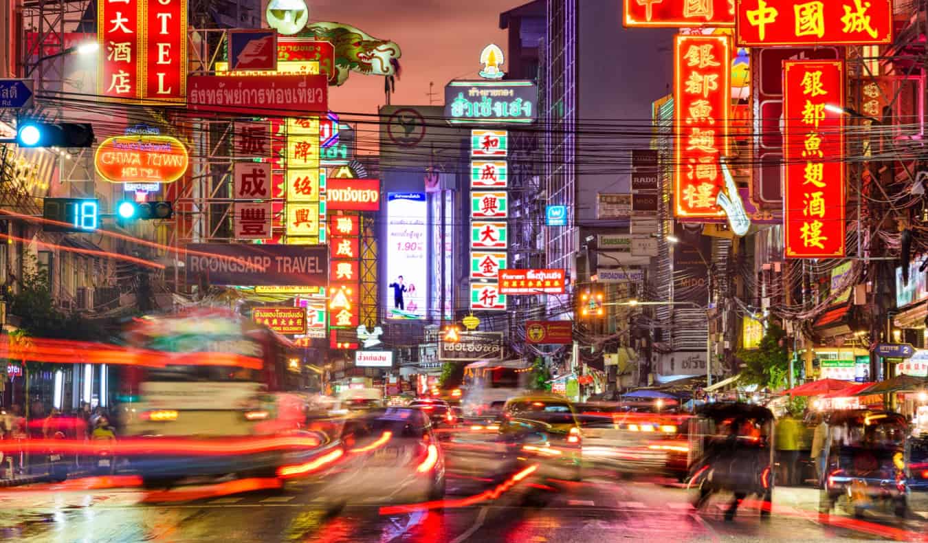 Las calles concurridas y las luces brillantes de Chinatown en Bangkok, Tailandia