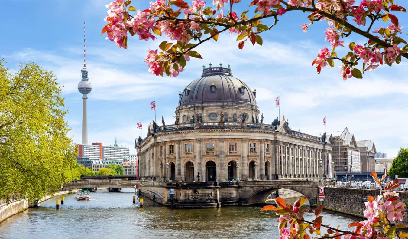 Edificios históricos junto al agua en Berlín, Alemania, con la torre de televisión de Berlín al fondo