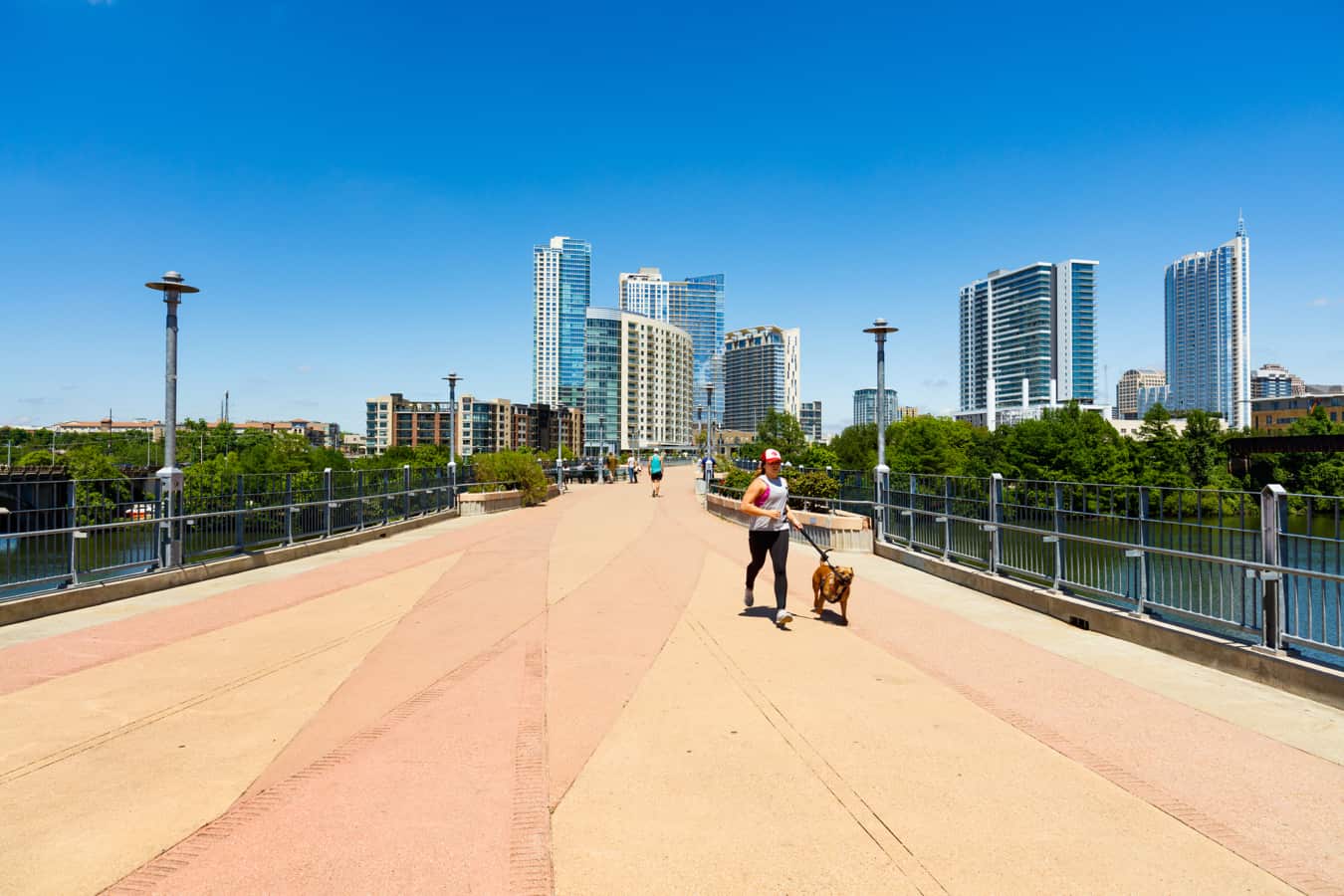 Gente fuera disfrutando del clima cálido en Austin, Texas