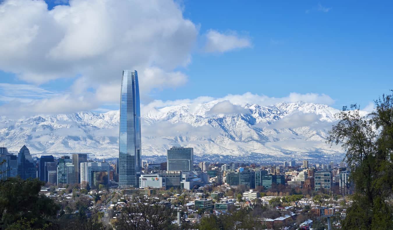 El horizonte escénico de Santiago, Chile con montañas nevadas al fondo