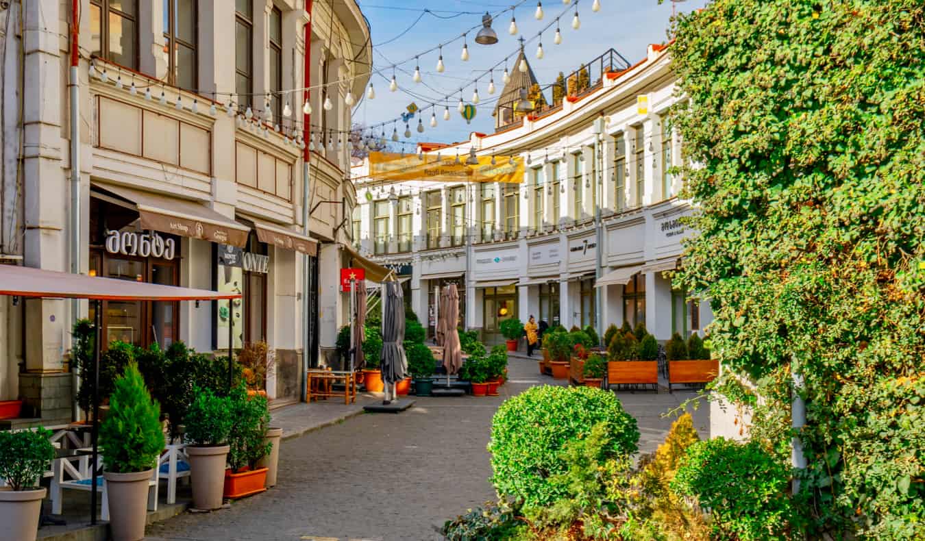 Una calle vacía en la histórica Tbilisi, Georgia, en un día soleado de verano