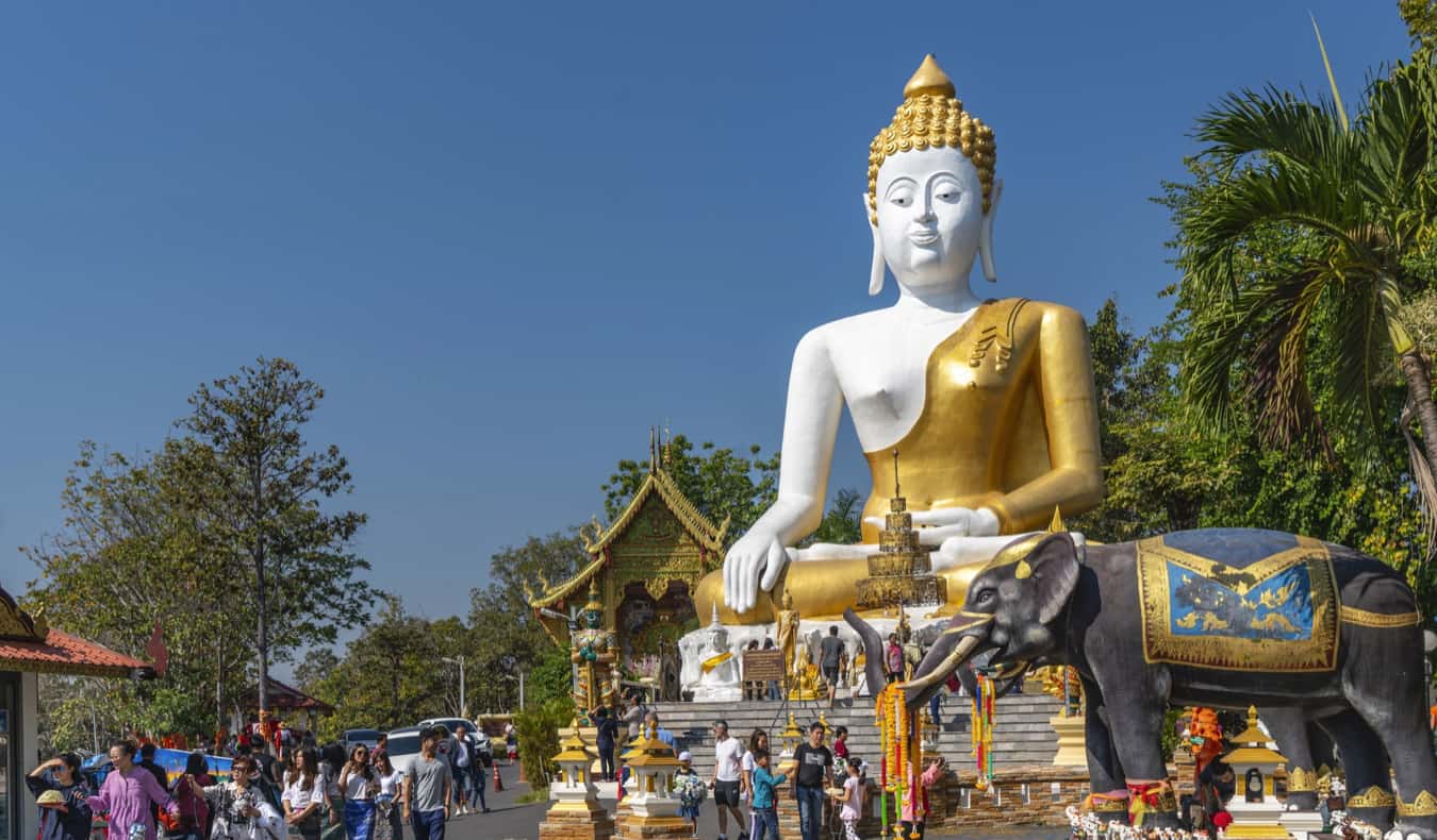 Una estatua masiva de Buda en un templo cerca de Chiang Mai, Tailandia